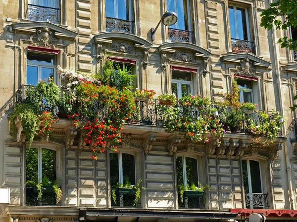 Paris'te bir balkon — Stok fotoğraf