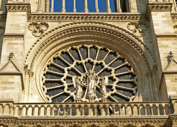 Blyinfattade fönster på viktigaste fasaden av katedralen i notr — Stockfoto