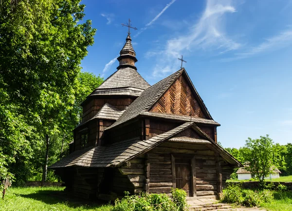 Ukrajinská starověké dřevěný kostel — Stock fotografie