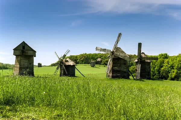 Velhos moinhos de vento de madeira — Fotografia de Stock