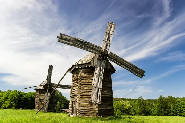 Dois velhos moinhos de vento de madeira Imagens Royalty-Free