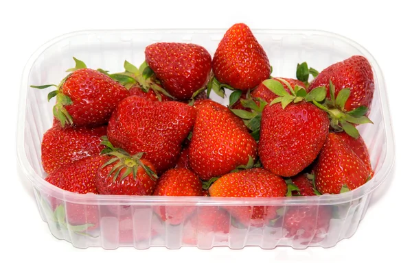 Plastiktablett mit Erdbeeren. — Stockfoto