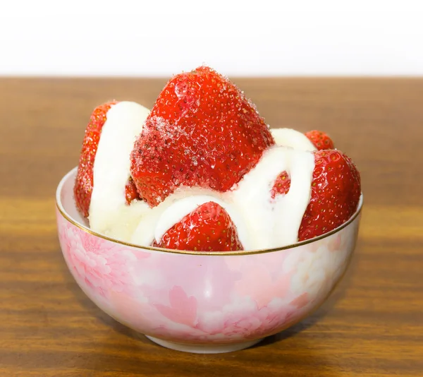 Postre de fresas con crema y azúcar — Foto de Stock