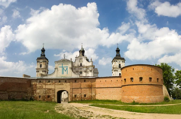 Las puertas y las paredes del monasterio —  Fotos de Stock