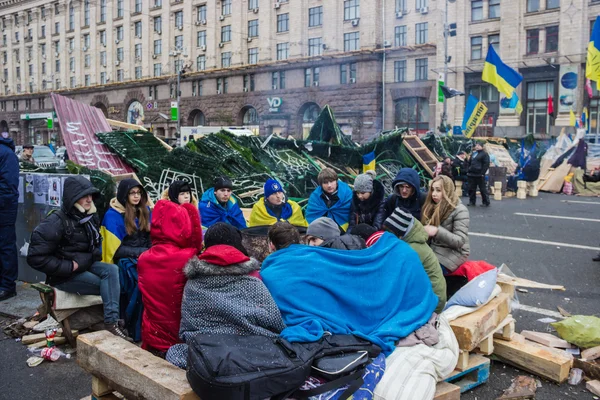 Studenten erhitzen sich am Feuer auf dem Maidan in Kiew — Stockfoto