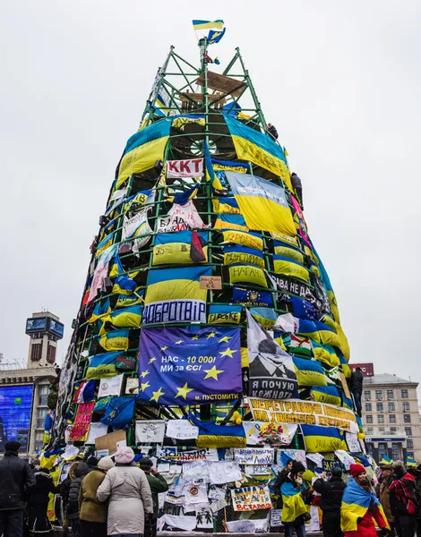 Weihnachtsbaum bei Protesten mit Fahnen und Plakaten umrahmen — Stockfoto