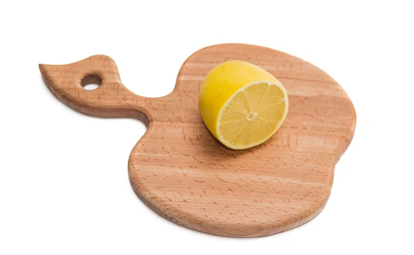 Cozinha tábua de corte com meio limão — Fotografia de Stock