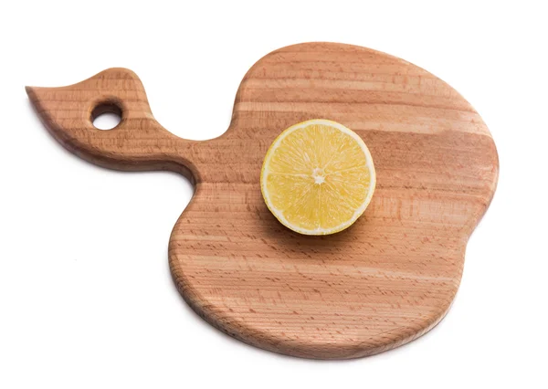 Doğrama kurulu bir limon dilimi ile mutfak — Stok fotoğraf