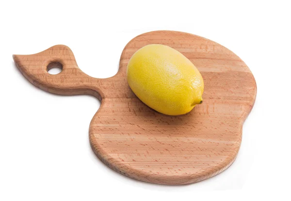 Doğrama kurulu bütün limon ile mutfak — Stok fotoğraf