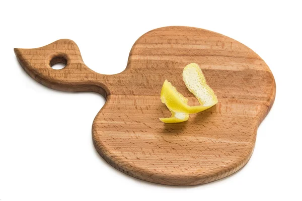 Placa de corte de cozinha com casca de limão — Fotografia de Stock