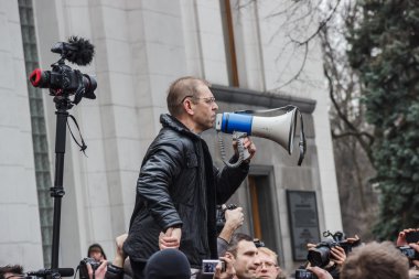 Şerif Yardımcısı pashinsky megafon toplantısında konuşuyor.