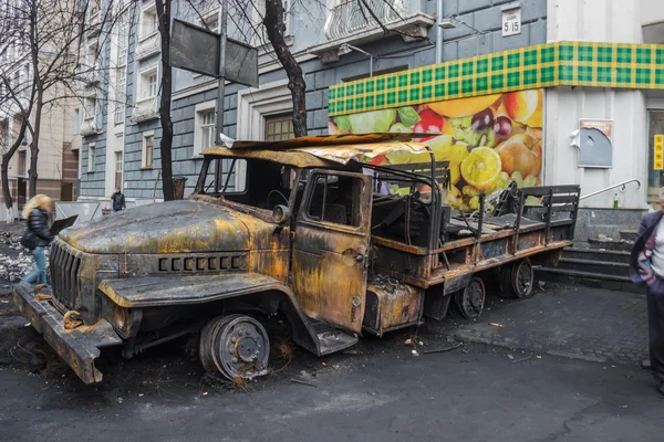 Gebrande vrachtwagen in het centrum van kiev — Stockfoto