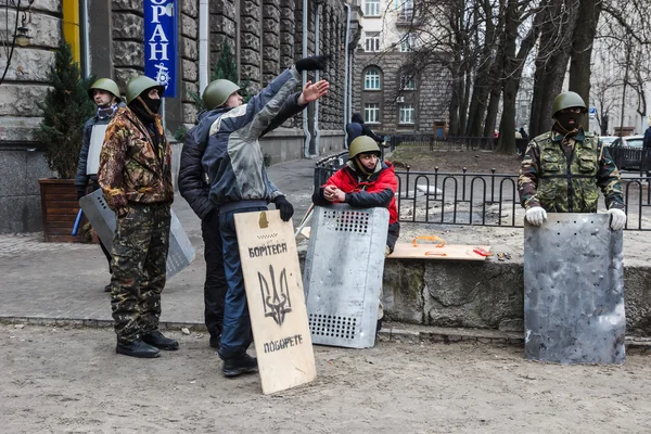 Бойцы самообороны что-то обсуждают — стоковое фото