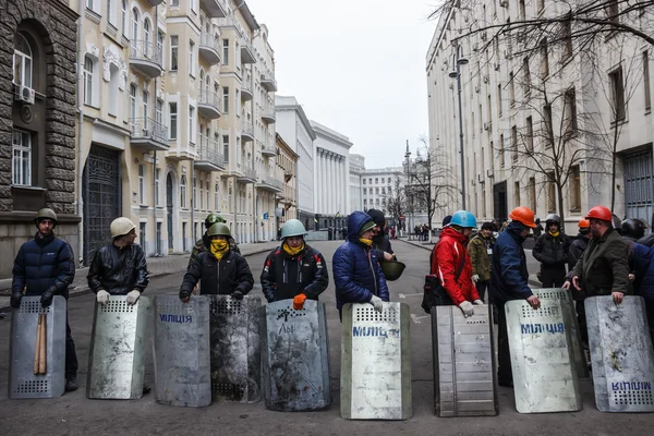 Группа самообороны Майдана со щитами — стоковое фото