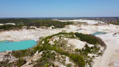 Küçük turkuaz taş ocağı gölleri ve hava manzaralı Kaolin çukuru.