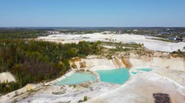 Küçük turkuaz taş ocağı gölleri ve hava manzaralı Kaolin çukuru.