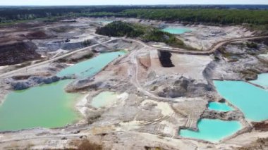 Bahar günü ormanın içinde küçük turkuaz göllü kaolin ocağı işletiyorum. İlerlerken havadan izliyorum.