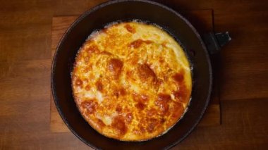 Pişirme masasında çırpılmış yumurtalar.