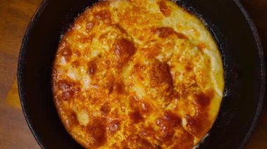 Pişirme masasında çırpılmış yumurtalar.