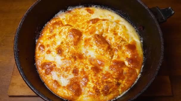 Pişirme Masasında Çırpılmış Yumurtalar — Stok video