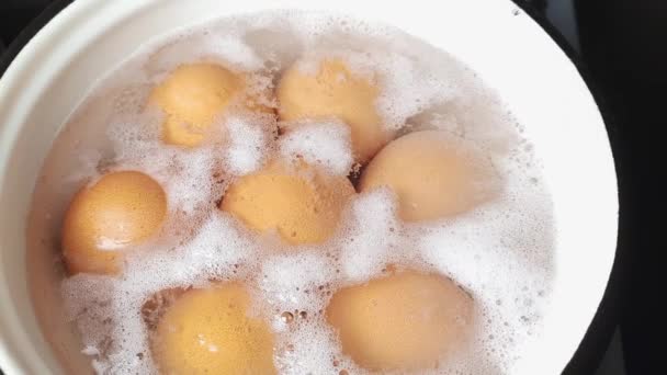 Huevos Pollo Marrón Durante Ebullición Una Cacerola Pequeña — Vídeos de Stock