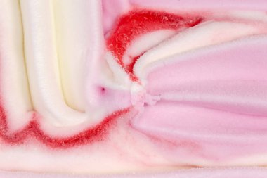 Düz konteynırla kaplanmış ahududu ve çilekli donmuş meyve dondurmasının yüzeyinin bir parçası.