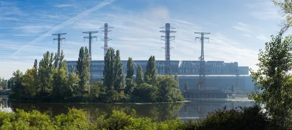 手前に貯水池のある火力発電所のパノラマ — ストック写真