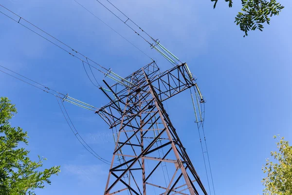 送電線方向の変化の場所で架空送電線の鋼格子アンカー伝送塔 空に対する下のビュー — ストック写真