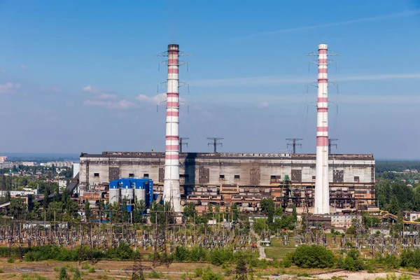 光の雲と空に対して2つの高い煙スタックを持つ化石燃料火力発電所 — ストック写真