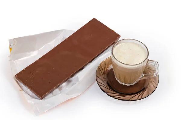 Grote Reep Melkchocolade Ligt Een Geopende Gedeeltelijk Verfrommelde Papieren Wikkel — Stockfoto