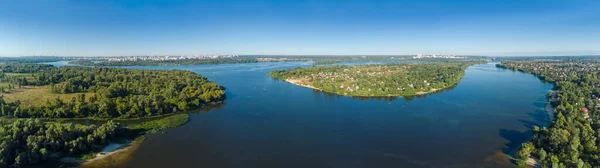 大きな島と水平線の遠くの都市と広い平野川のセクションでは 水の上に広いパノラマの空中ビュー — ストック写真