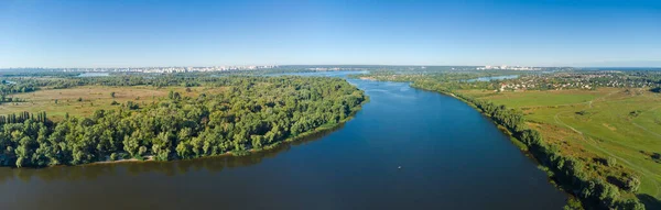 Gedeelte Van Brede Vlakte Rivier Met Verre Stad Achtergrond Breed — Stockfoto