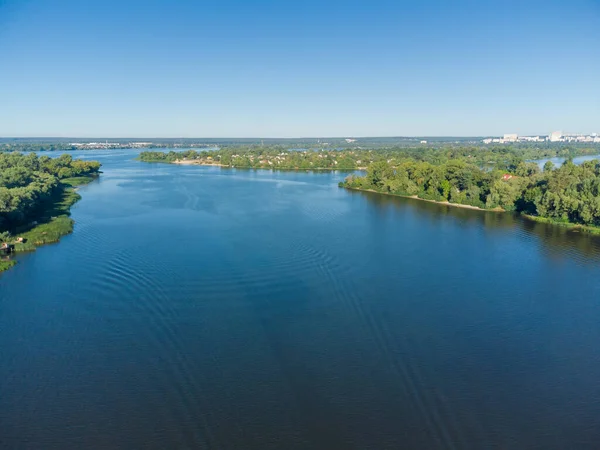 Section Large Rivière Plaine Avec Berges Boisées Ville Lointaine Sur — Photo