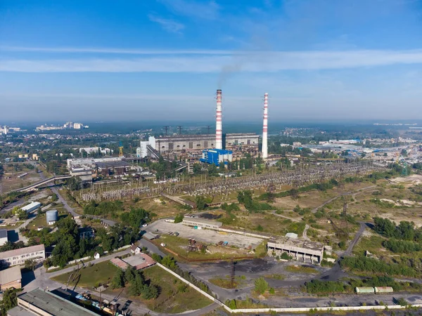 Fossile Brennstoffe Wärmekraftwerk Mit Zwei Hohen Rauchschwaden Gegen Den Himmel — Stockfoto