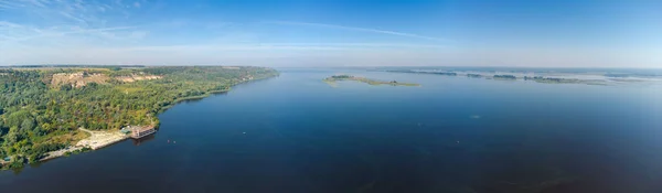 Grande Rivière Avec Une Côte Boisée Escarpée Une Autre Plate — Photo