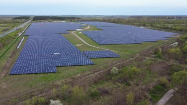 Наземна Сонячна Електростанція Поруч Лісом Вид Повітря — стокове відео