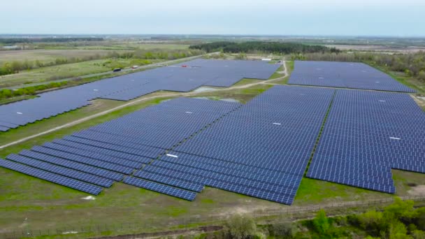 Grond Gemonteerde Zonnecentrale Naast Het Bos Vanuit Lucht Bekeken — Stockvideo