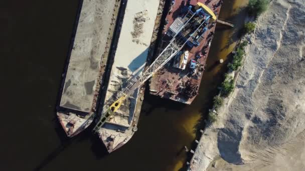 从驳船卸下砂土时的浮式起重机 空中垂直视图 — 图库视频影像