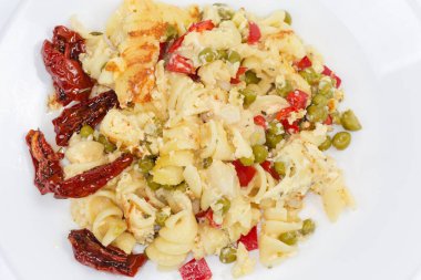 Eklenmiş güneşte kurutulmuş domatesli makarna güveci.