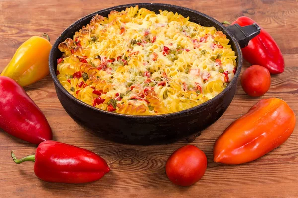 Caçarola Assada Feita Com Macarrão Espiral Diferentes Legumes Queijo Velha — Fotografia de Stock