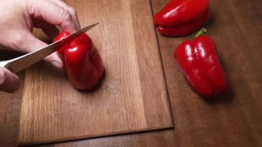 Tahta kesme tahtasında kırmızı dolma biber kesimi