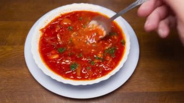 Ekşi krema ve dereotu ekledikten sonra pancar çorbası karıştırıyorum.