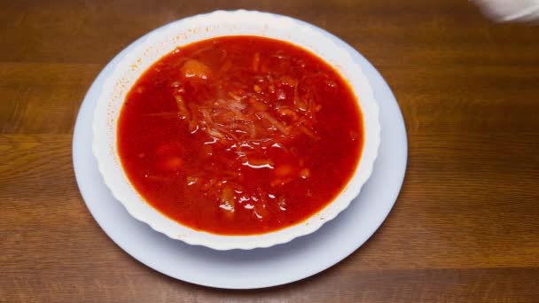 Añadir Crema Agria Remolacha Roja Borscht Plato Blanco — Vídeos de Stock