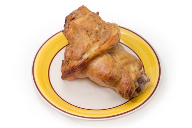 Domuz budu ya da domuz budu. Beyaz arka planda büyük beyaz ve sarı bir tabakta.