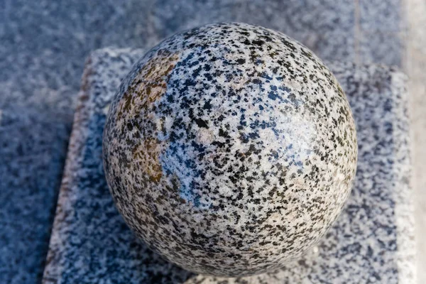 Sfera Granito Lucido Realizzato Con Granito Grigio Chiaro Come Elemento — Foto Stock