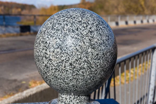Polierte Granitkugel Aus Grauem Granit Als Architektonisches Element Der Gartenstruktur — Stockfoto