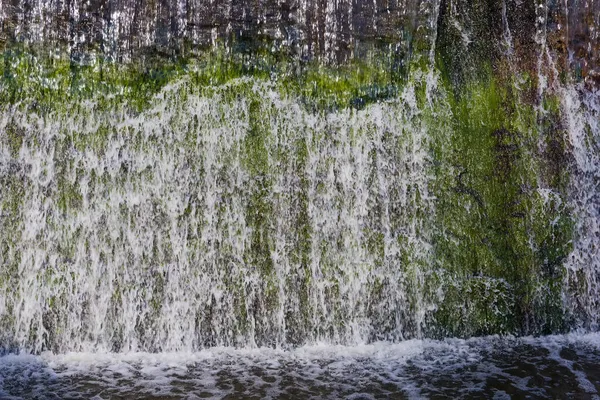 Vattenflöden Från Ett Konstgjort Vattenfall Som Rinner Nedför Betongdammen Täckta — Stockfoto
