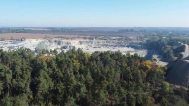 Sonbaharda orman kenarında granit ocağı işletmek, hava manzarası