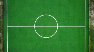 Açık hava mini futbol sahası çayırların arasında, dikey hava manzarası