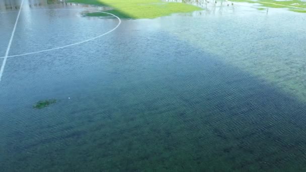 被融化的水覆盖的足球场碎片 空中景观 — 图库视频影像